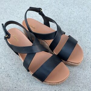 EUC Clarks black and tan leather sandals size 8.5